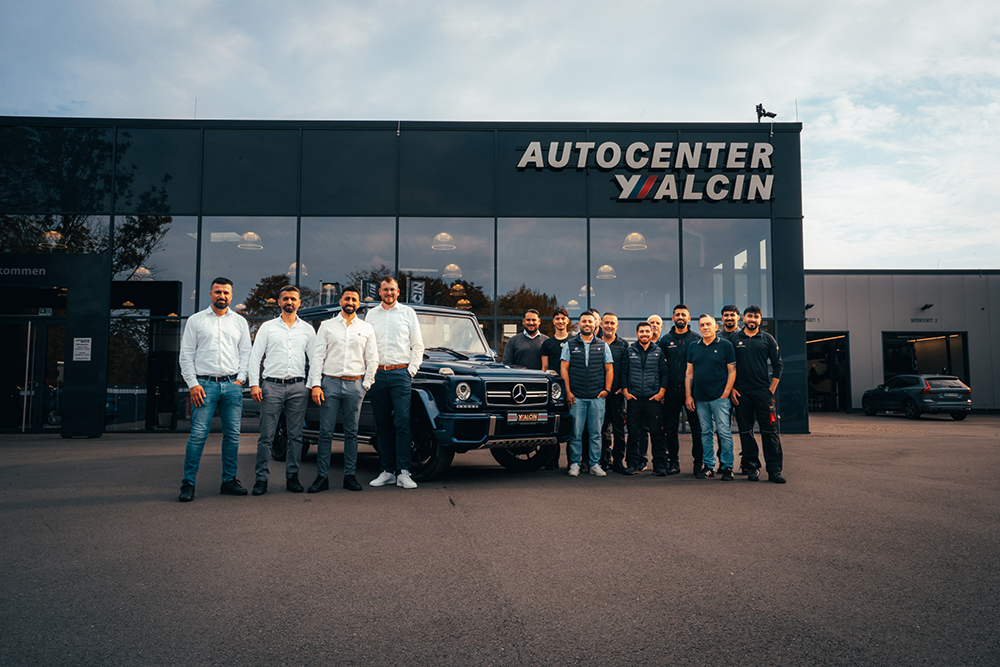 Das Autocenter Yalcin Team steht vor dem großen Autocenter in Aurich Ostfriesland